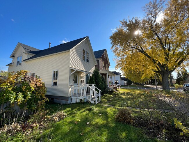 Building Photo - AVAILABLE JUNE - Upper 2 Bed 1 Bath in Billings Park Superior Unit 1826 Missouri Ave - 2