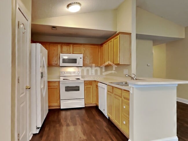 Photo - 105 Peterborough Dr