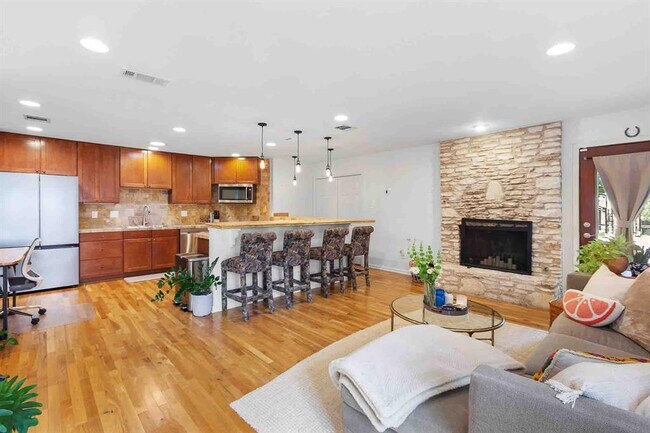 Building Photo - 2011 Meadowridge Dr Unit A