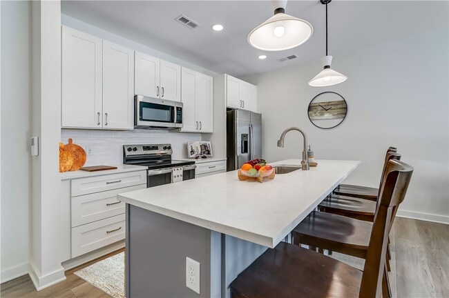 Building Photo - 160 School St