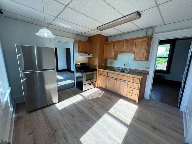 Photo - 2+ Bedroom Apartment - AVAILABLE AUGUST 1st! Unit 910 N 22nd Ave W - 2