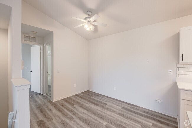 2 habitaciones, 2 baños - 1020 pies cuadrados - Área de comedor - The Edge at Oakland Apartments - Auburn Hills