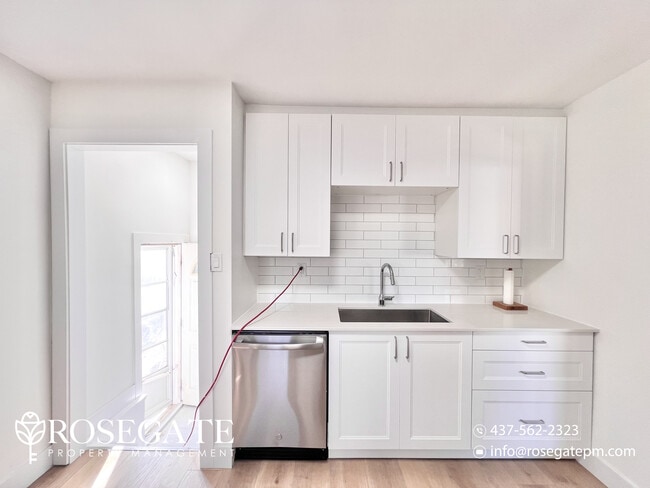 Photo - Spacious 5-Bedroom Home with Balcony & Private Outdoor Space in London!