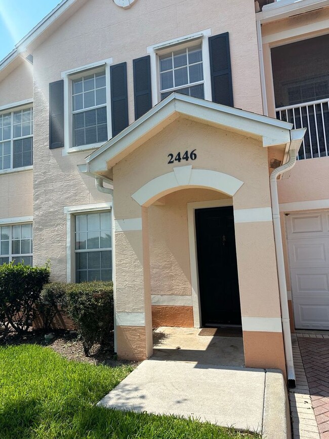 Building Photo - 3 BEDROOM 2 BATH 2 CAR GARAGE CONDO