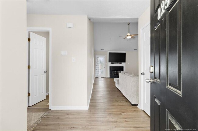 Photo - 825 Coathill St