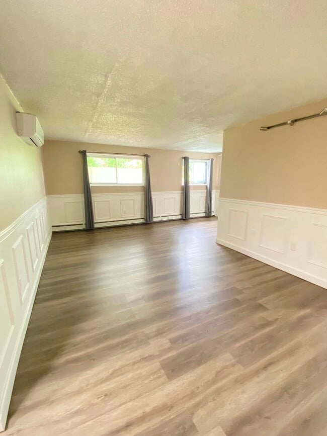 Over-sized Living Room - 110 Byberry Rd Unit Forest Glen