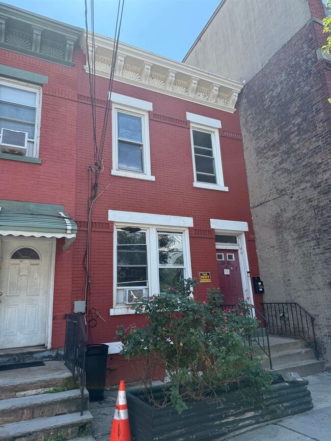 Building Photo - 2402 West St Unit 2-2 Rental