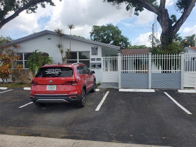 Building Photo - 3941 SW 51st St Rental