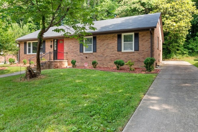 Introducing a newly renovated 3 bedroom, 2... - Introducing a newly renovated 3 bedroom, 2... House