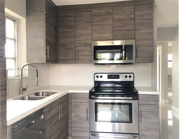 Building Photo - 811 NW 6th Ave Unit 3 Rental