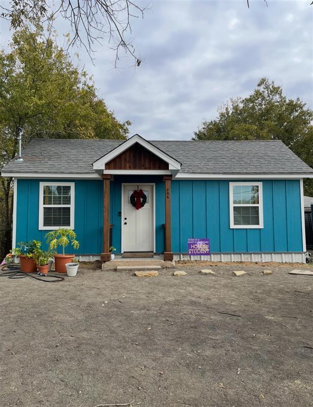 Photo - 208 N Waco St