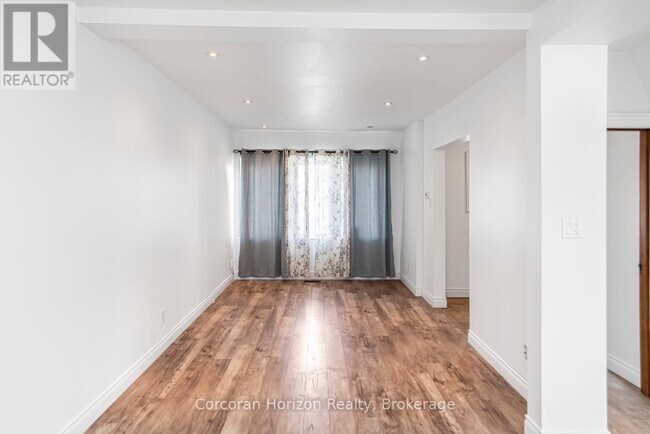 Photo - 114 Weir St N