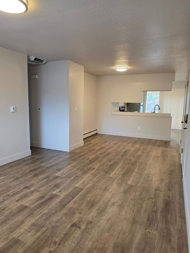 Building Photo - Clean upstairs 2 bedr.1 bath condo