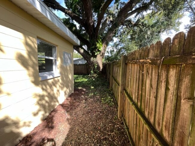 Building Photo - 2 Bedroom, 1 Bathroom Renovated Half Duple... Rental