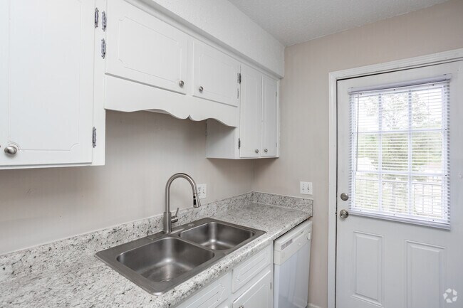 2BR, 1BA - 912SF - Kitchen