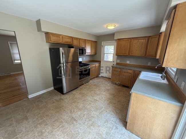 Photo - 1240 Emerald Ave NE
