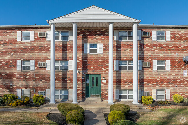 Bucks Crossings - Bucks Crossings Apartments