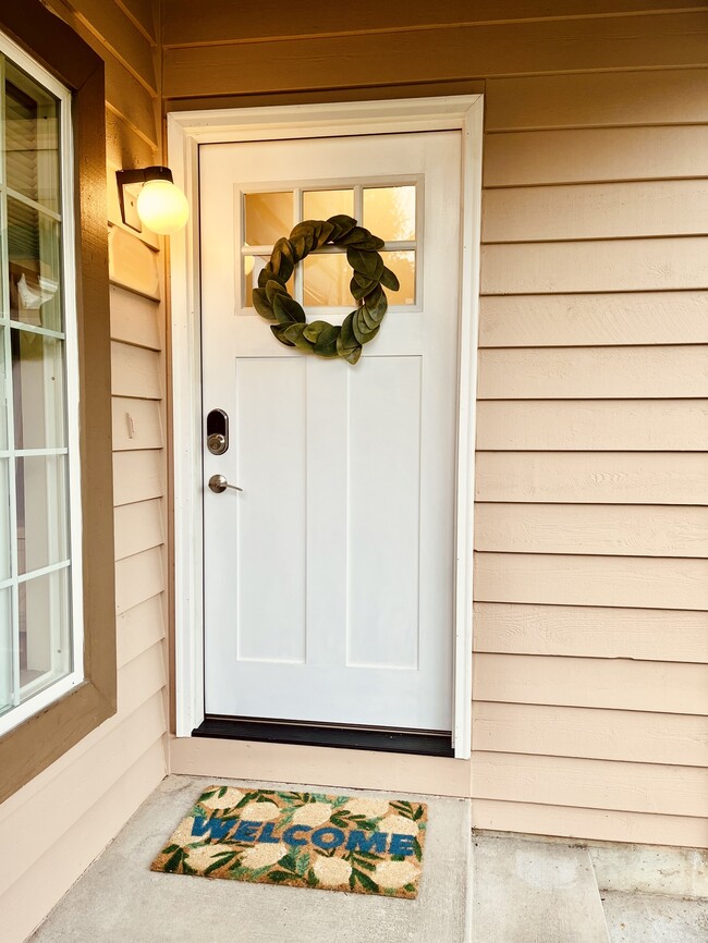 Front Door - 648 Malibu Dr SE Unidad Parkside Loft