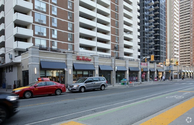 Photo - 565 Sherbourne St