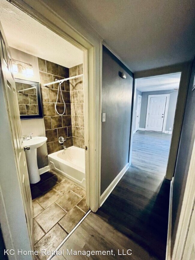 Photo - 1 br, 1 bath House - 1114 W 41st Terr 2W