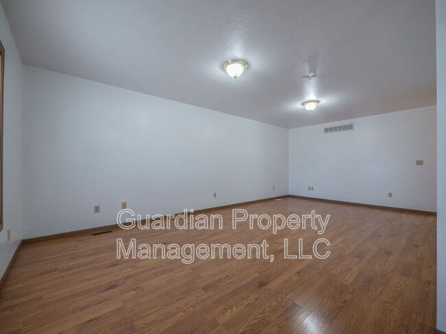 Photo - 718 E 5th St