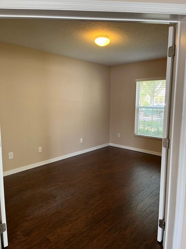 Photo - Avalon Park corner end Townhome featuring ...