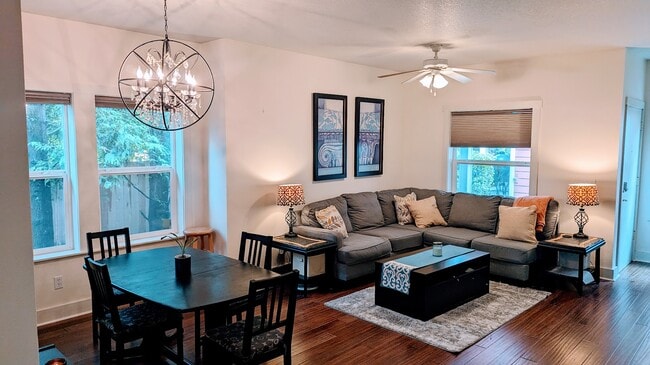 Living room (unfurnished) - 4751 NE Prescott St