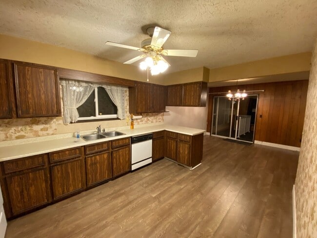 Photo - 385 3 Ave