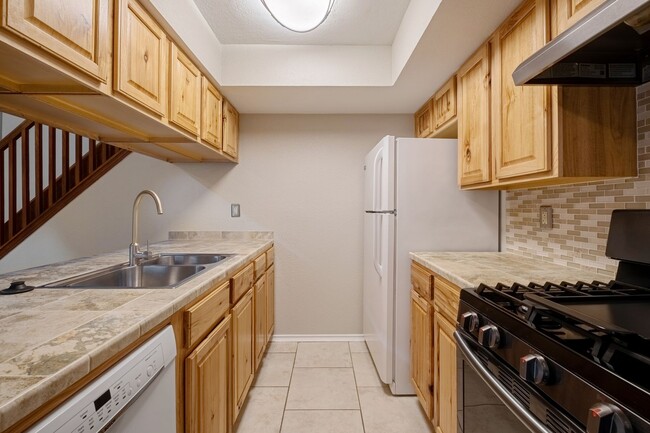 Delightful 2 Bedroom, 2 Bath Condo w/ Priv... - Delightful 2 Bedroom, 2 Bath Condo w/ Priv... Unit 304