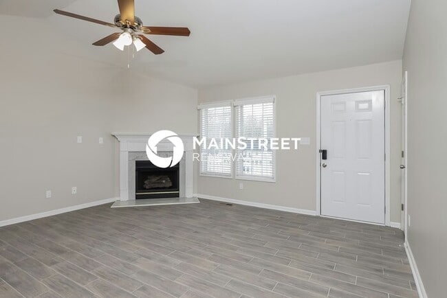 Photo - 3 Bedroom Pet-Friendly Home in Zebulon, NC with Main Street Renewal