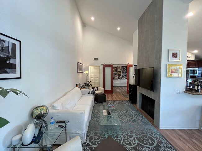 Photo - LOCATION! 2+2 w/parking, upgrades + in-uni...