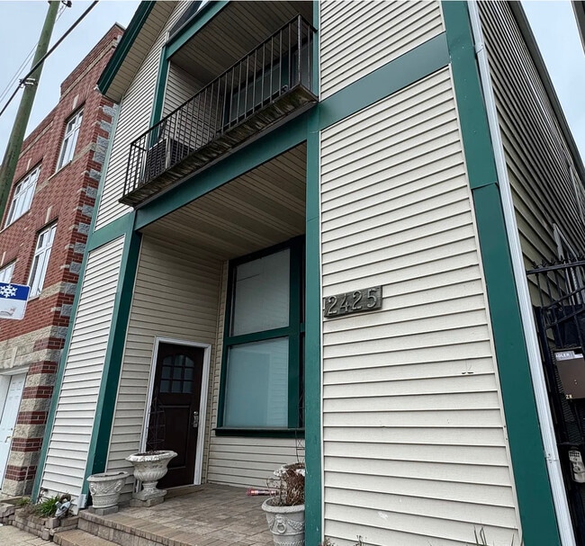 Building Photo - 2425 N Clybourn Ave Unit 2M