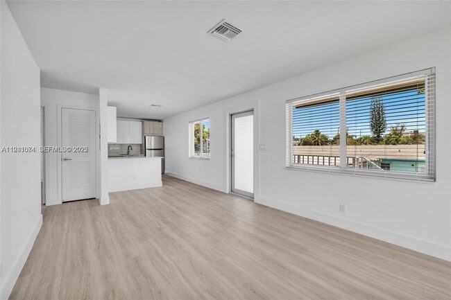 Photo - 417 SE 3rd Ave Unidad 3