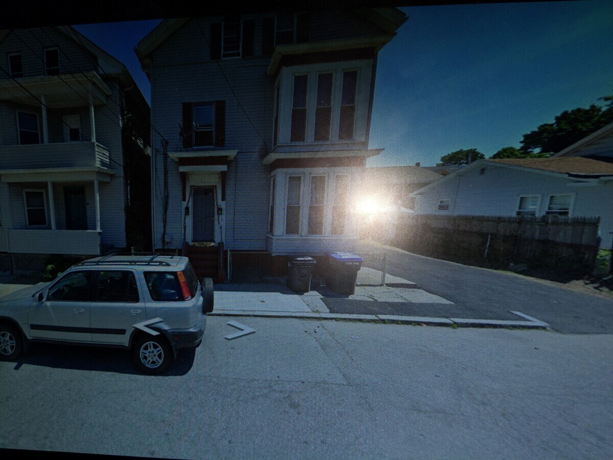 6 bedroom - 31 Heath St Unit 2nd and 3rd floor 6 bed