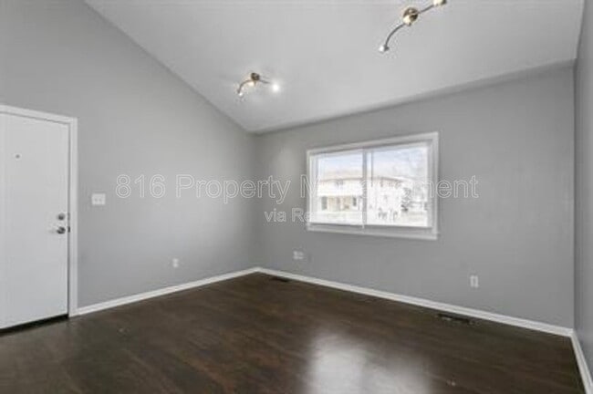 Building Photo - 1229 W Hayward Ave Unit A