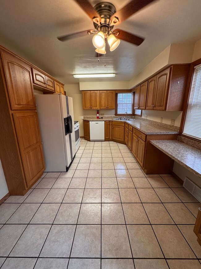 Photo - 285 E Howard St