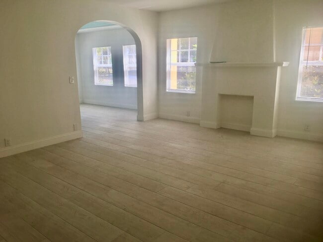 Photo - 407 S Lakeside Dr