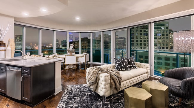 Sala de estar con vistas increíbles, pisos de madera noble y ventanas del piso al techo