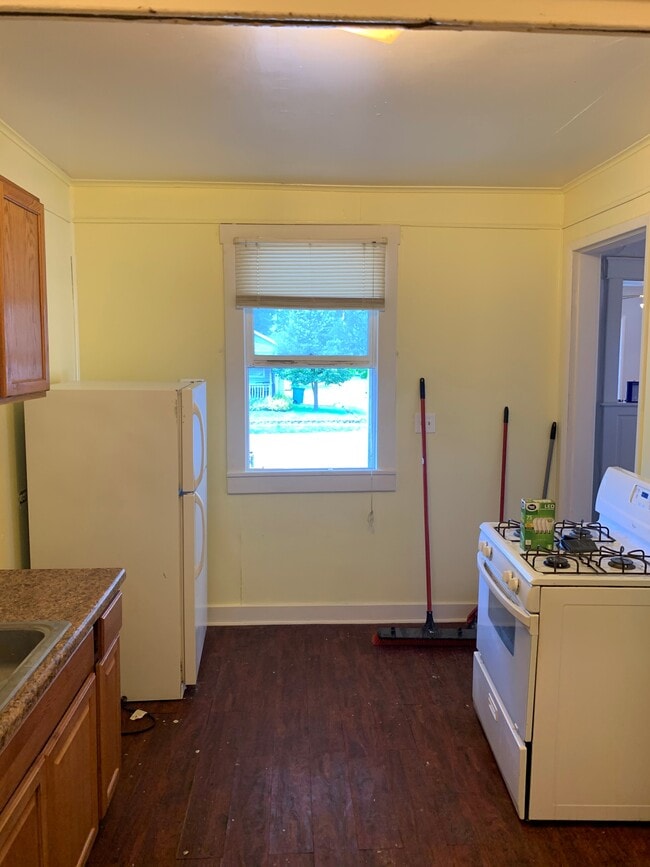 Stove and refirgerator included