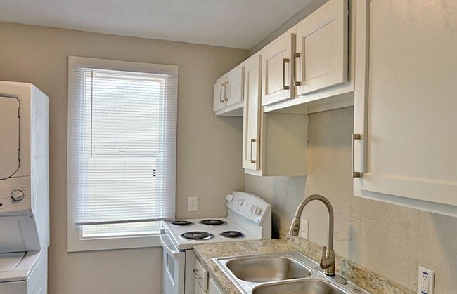 Building Photo - 22-24 W Hollister Unit 24-Duplex