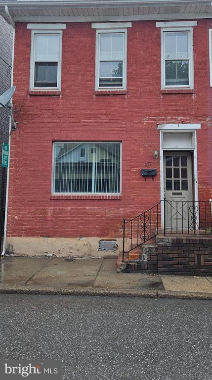 Photo - 257 W Rowe St House