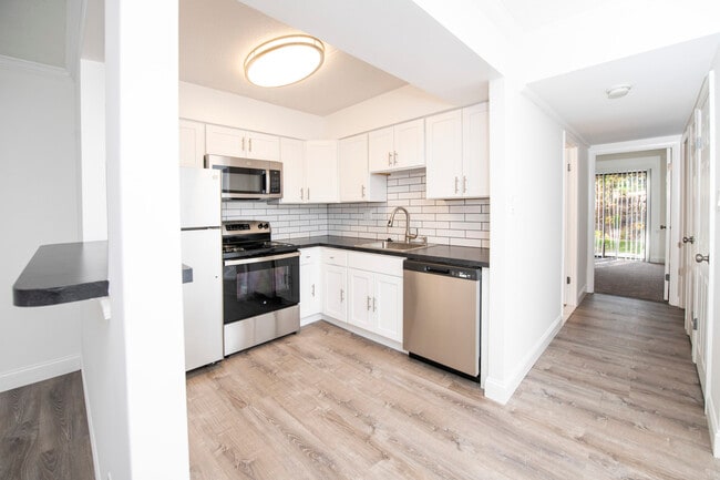 2 habitaciones, 1 baño - Cocina - Foto 2 - Whistlewood Commons