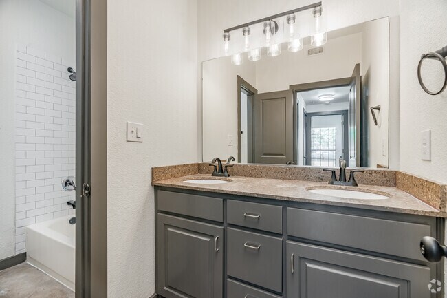 3BR, 1BA - 977SF - Bathroom