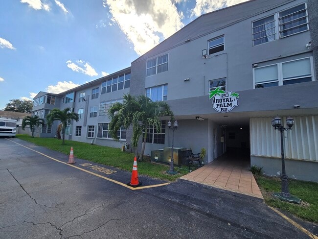 Building Photo - 120 Royal Palm Rd Unit 209