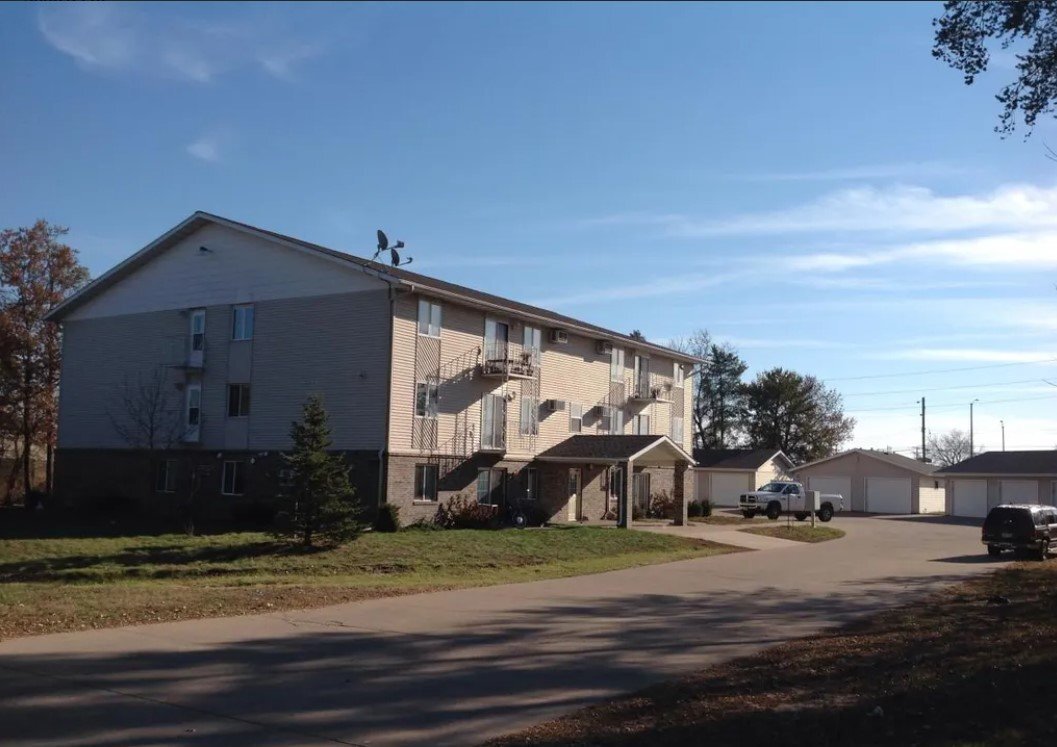 Large 1-Bedroom Lower Level Apartment with... - Large 1-Bedroom Lower Level Apartment with... Unit 1