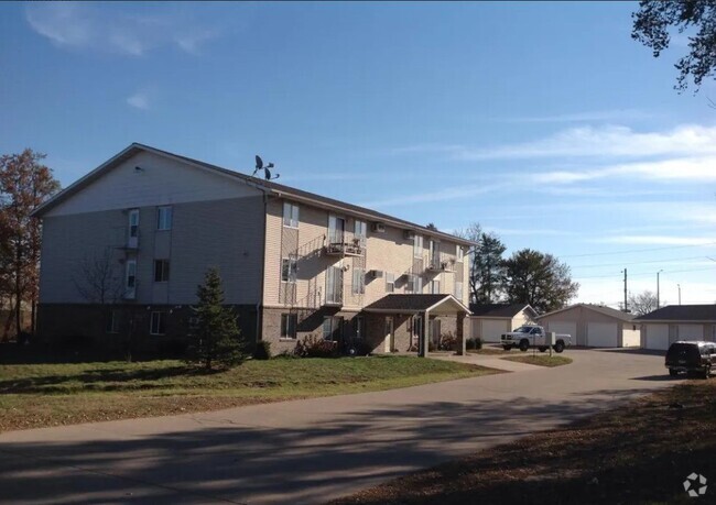 Building Photo - Large 1-Bedroom Lower Level Apartment with... Unit 1