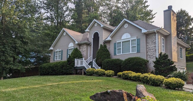 Photo - 4 Bed/2.5 Bath Home - Mowing, Trash & Inte...