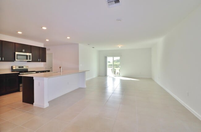 Photo - 721 Worlington Ln