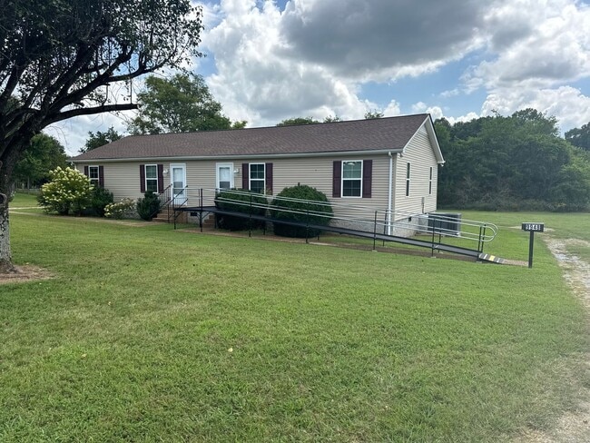 Building Photo - FOR LEASE- 2 BEDROOM DUPLEX MINUTES FROM 840! Rental