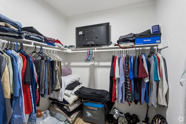 1 dormitorio, 1 baño - 650 pies cuadrados - Vestidor